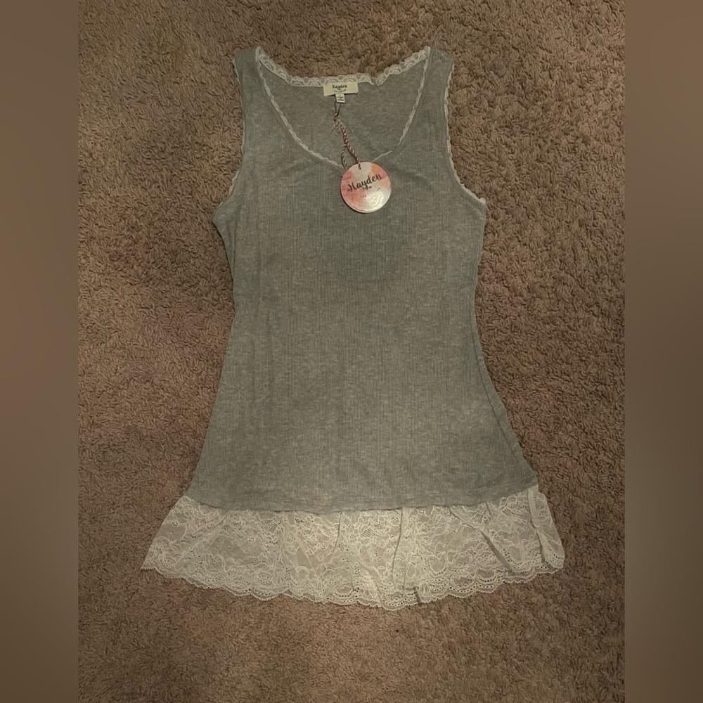 Hayden
Women's Gray Lace Trim Tank Top
NWT
Size large